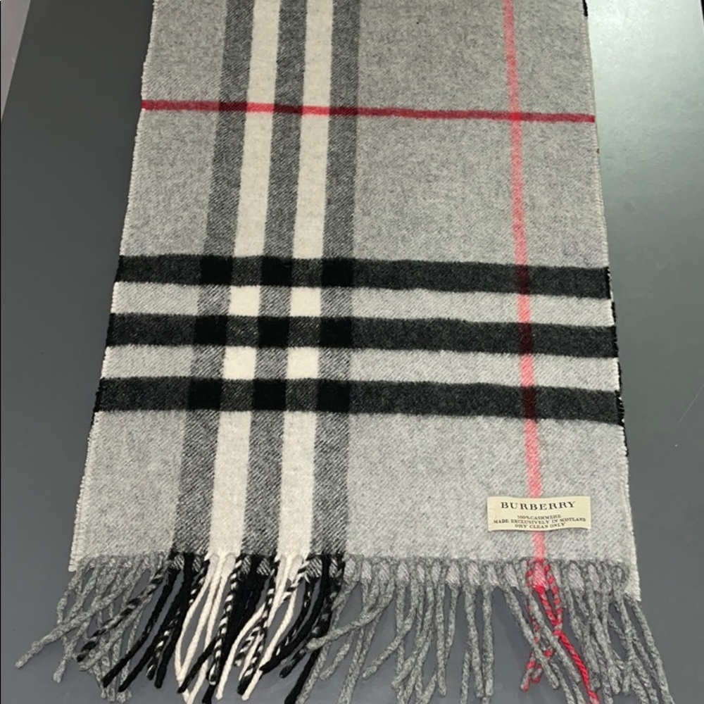 Burberry Cashmere classic check scarf